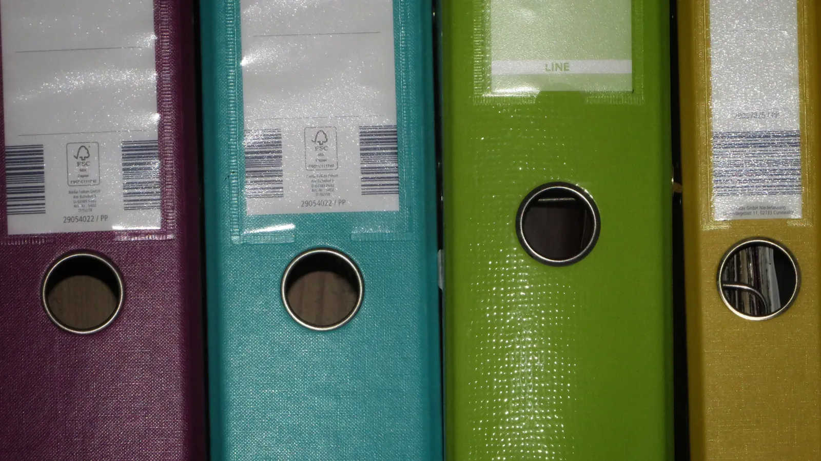 Reihe bunter Ordner im Regal – revisionssichere E-Mail-Archivierung nach GoBD