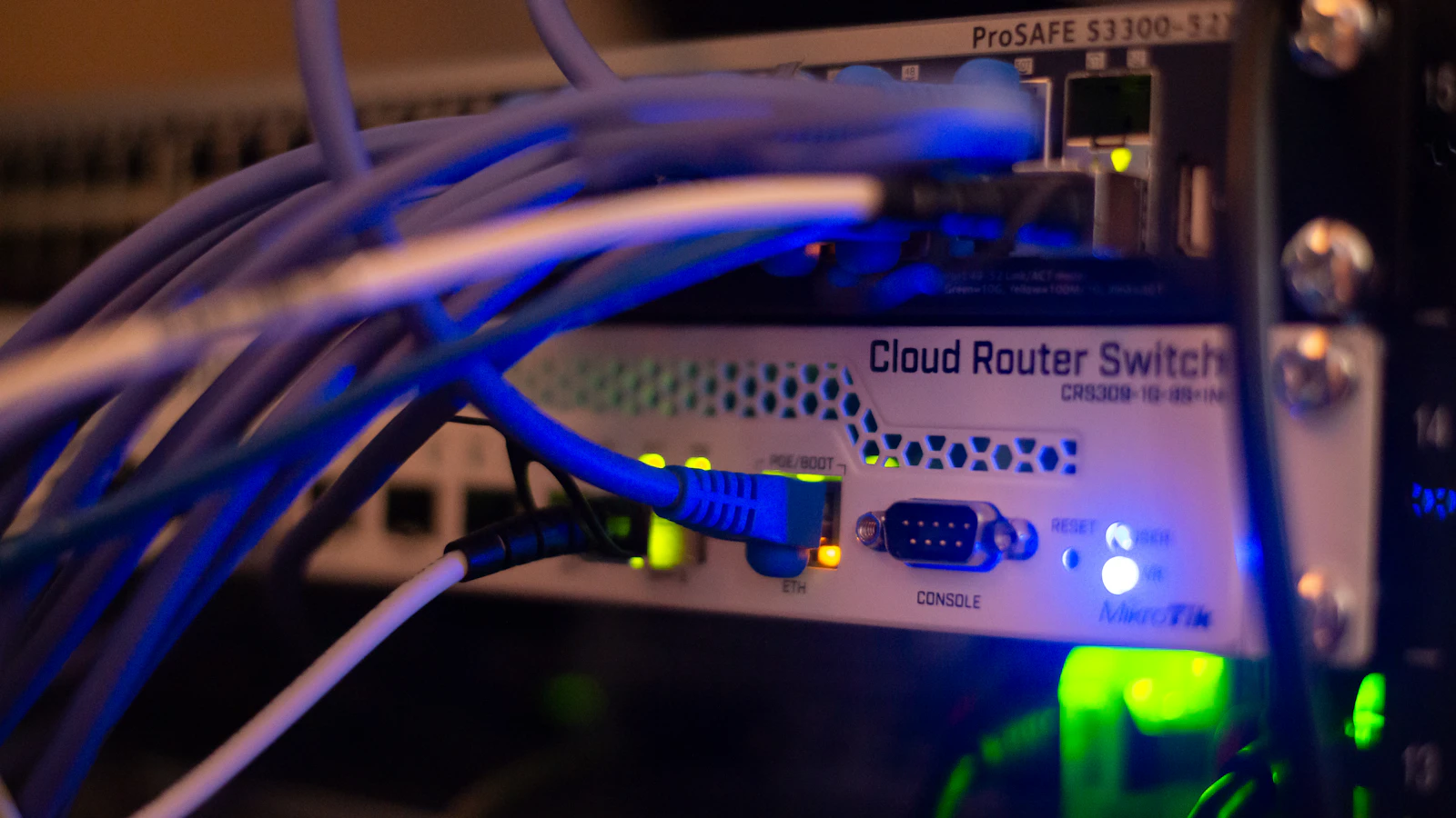 Netzwerk-Hardware und Access Points – Firmen-WLAN im Unternehmen aufbauen