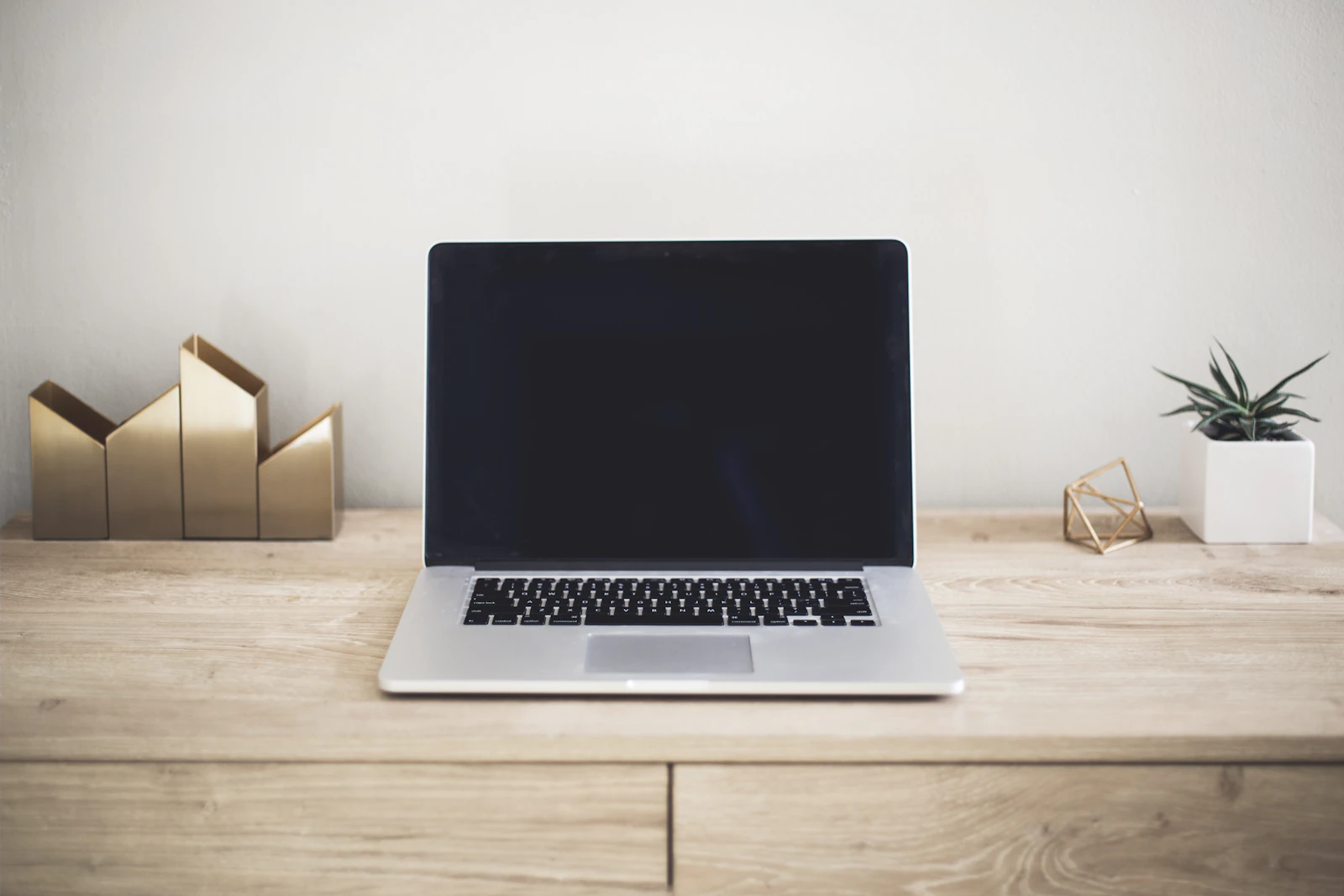 Laptop auf einem Schreibtisch – Hardware kaufen, leasen oder mieten