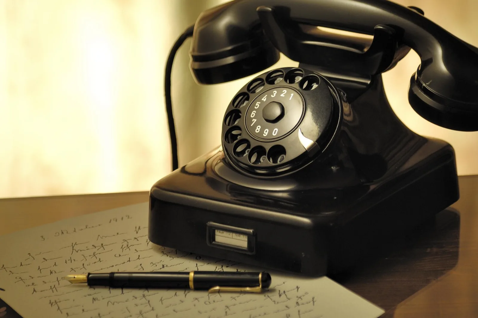 Altes Wählscheibentelefon neben einem Brief – Helpdesk-Alternative statt eigenem Ticketsystem