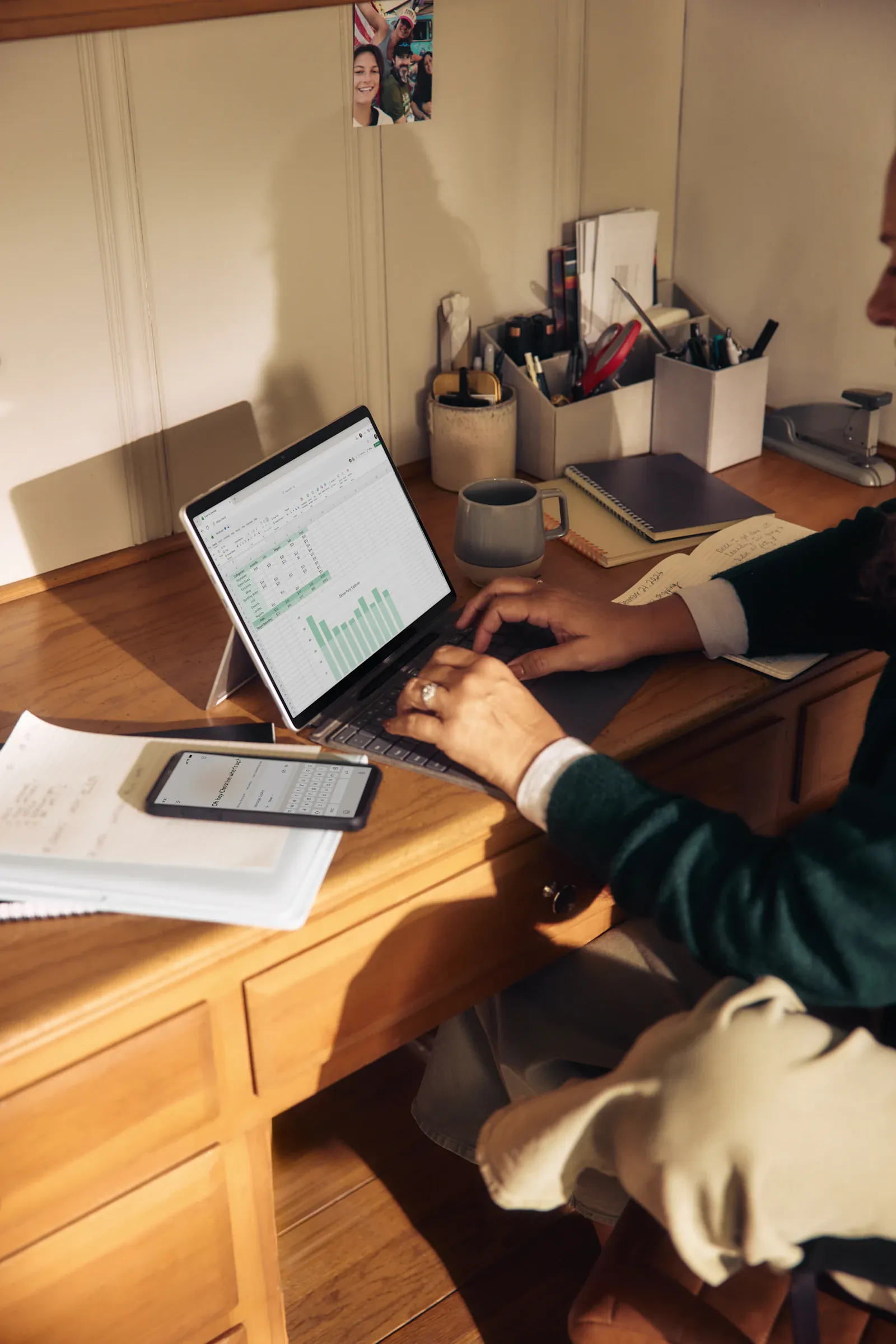 Person am Laptop im Homeoffice – IT-Sicherheit im Homeoffice für Unternehmen