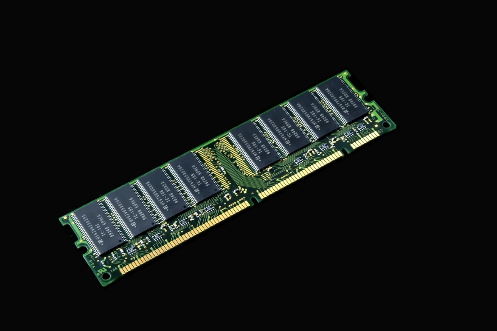 Einzelnes Speichermodul vor dunklem Grund als Sinnbild für IT-Asset-Management-Software