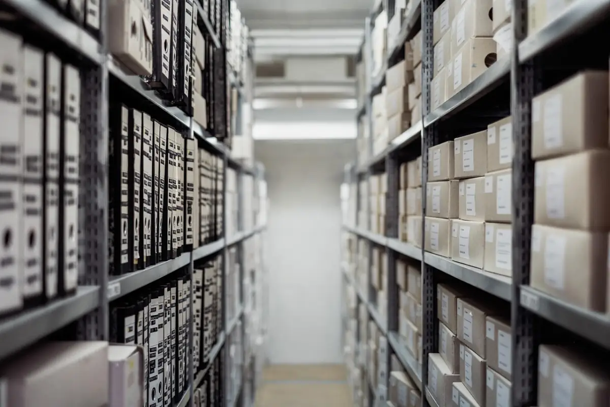 Archivregale mit Ordnern – ein IT-Notfallplan gehört zusätzlich in ausgedruckter Form an einen zugänglichen Ort
