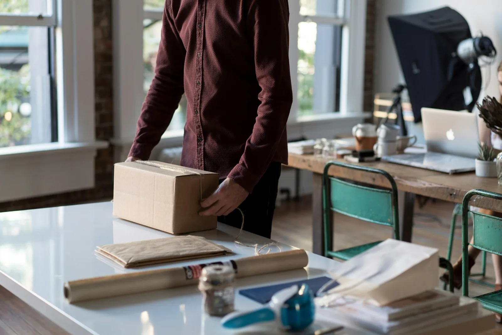 Versandkarton wird für ein neues Firmen-Notebook gepackt – Factorial IT und kjello im Vergleich
