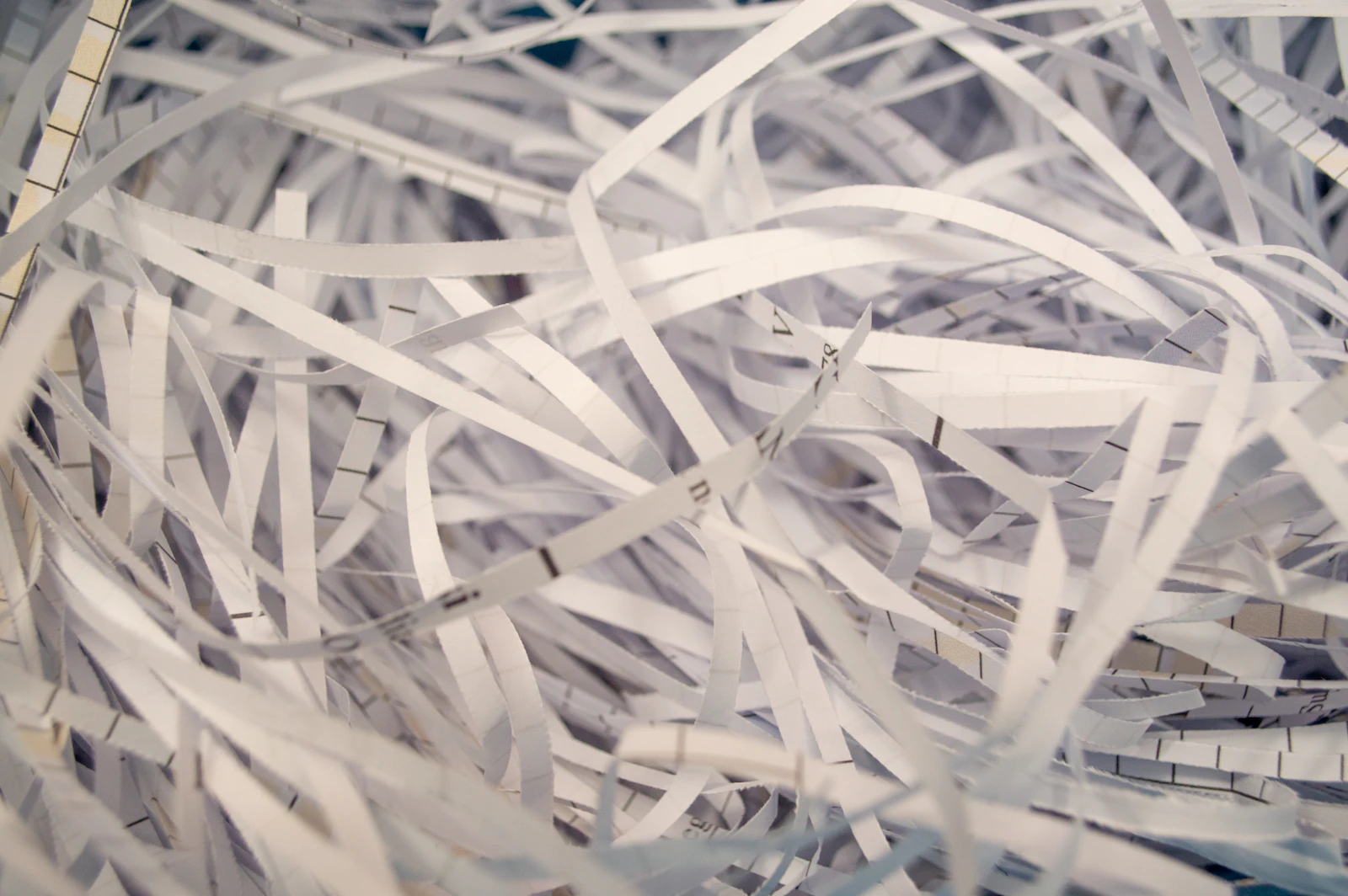 Haufen geschredderten Papiers – Löschkonzept nach DSGVO für Unternehmen