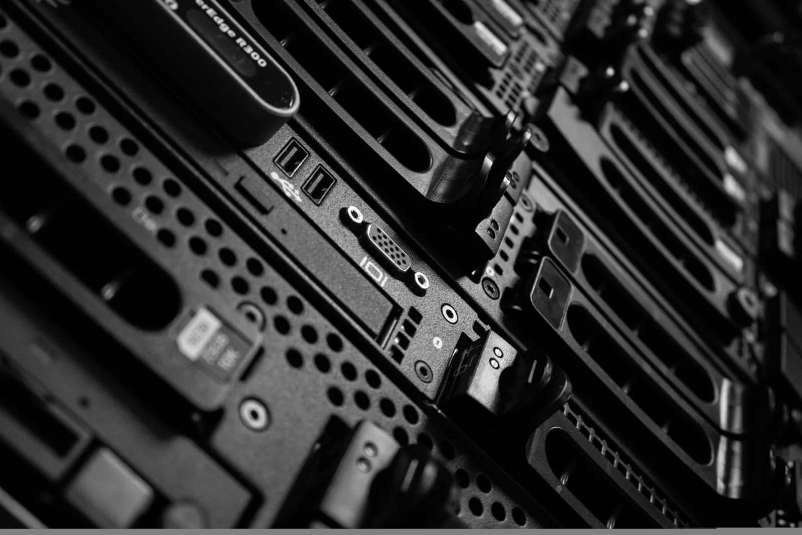 Servergehäuse im Rack aus der Nähe — Sinnbild für Managed IT im Mittelstand