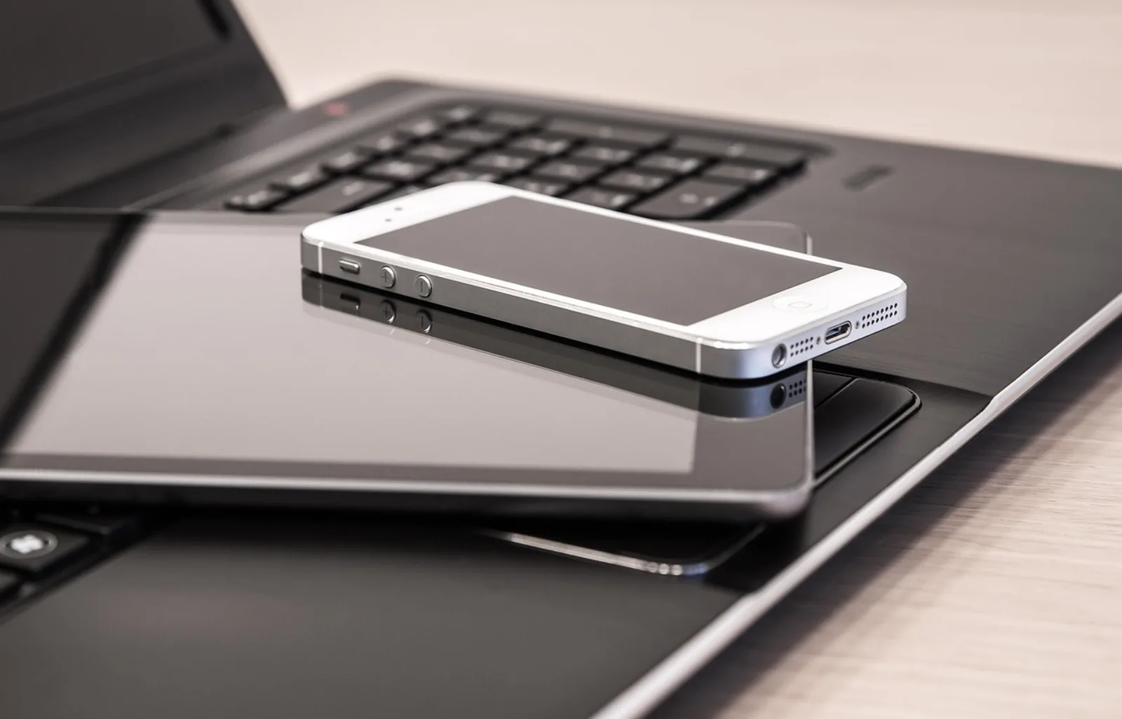 Laptop, Tablet und Smartphone nebeneinander – die Gerätetypen, die MDM im Mittelstand zentral verwaltet