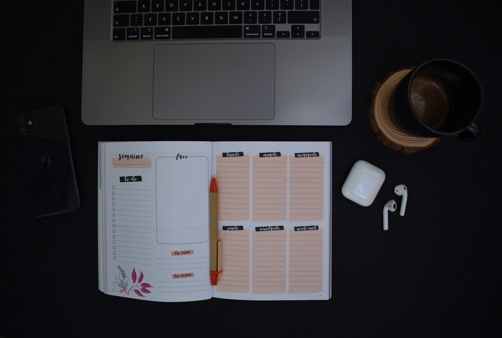 Notebook und Kaffeetasse auf einem Schreibtisch – Sinnbild für die Microsoft-365-Änderungen im September 2026