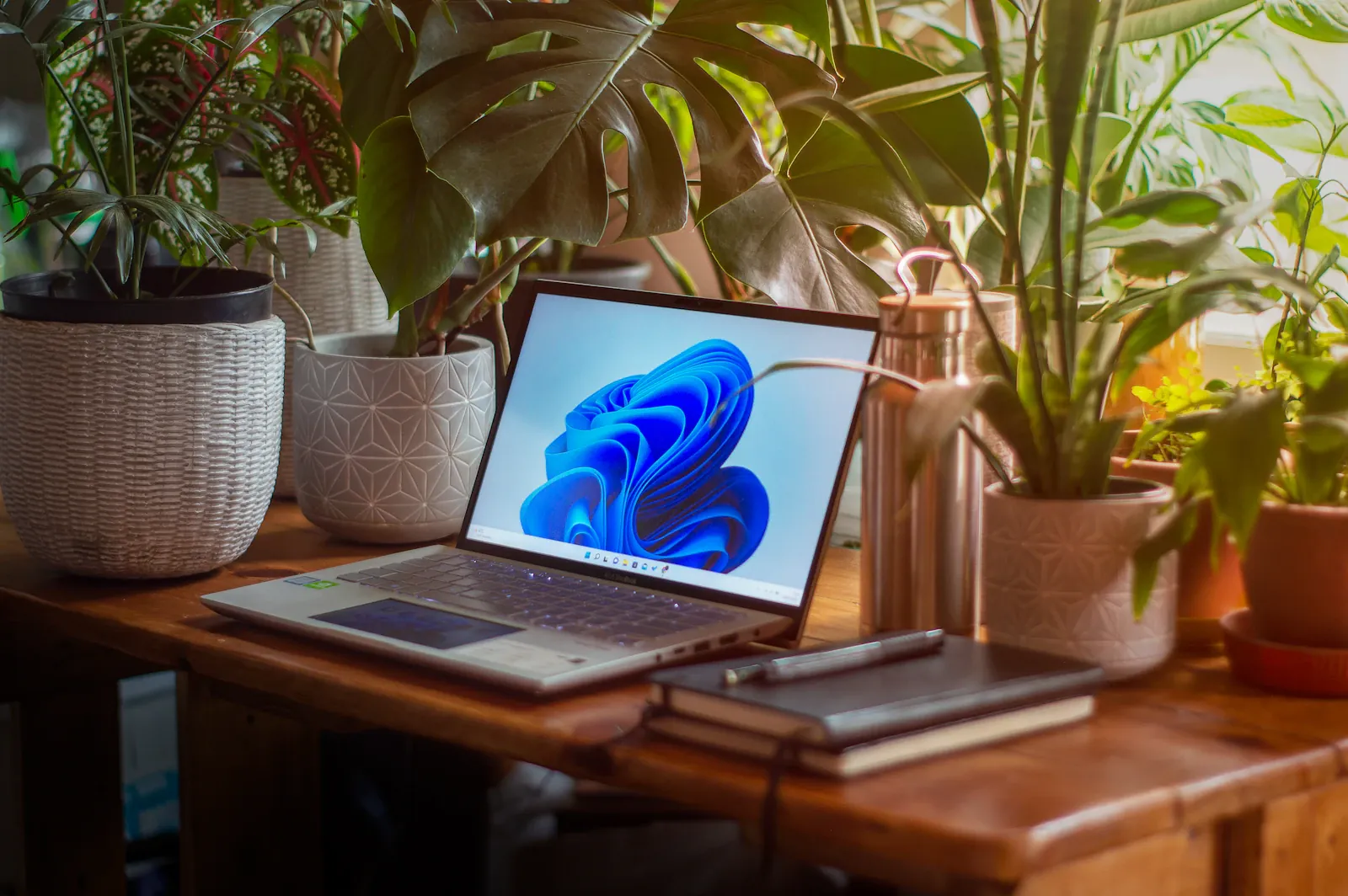 Laptop mit Office-Anwendungen auf einem Schreibtisch – Symbol für die Microsoft-365-Preiserhöhung 2026