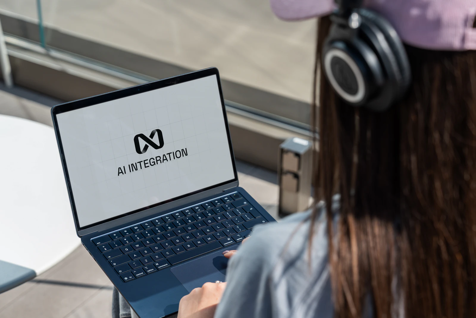 Laptop mit KI-Integration am Arbeitsplatz – Microsoft Copilot im Unternehmen einführen