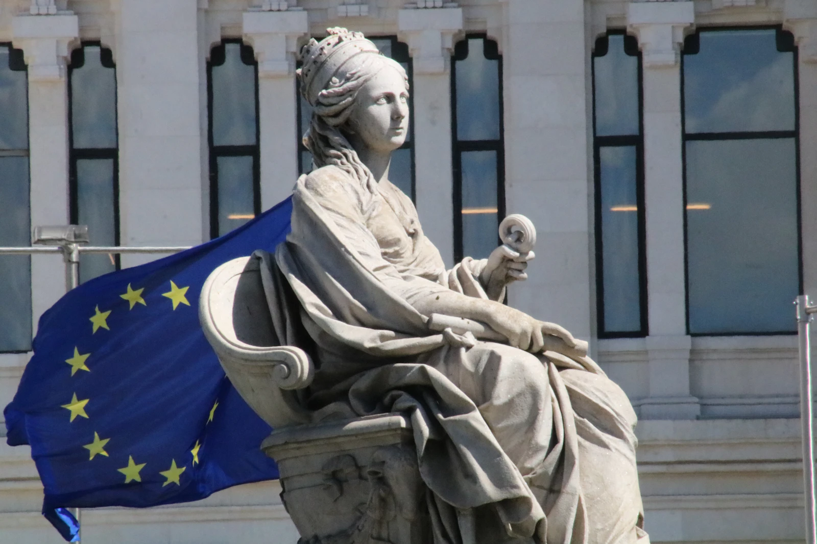 Justitia-Statue vor einem Gebäude – Symbol für das NIS2-Umsetzungsgesetz und die neuen IT-Sicherheitspflichten