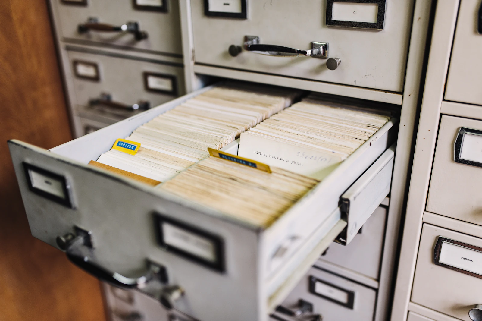 Aktenschrank mit Schubladen – OneDrive oder SharePoint für die Dateiablage im Unternehmen