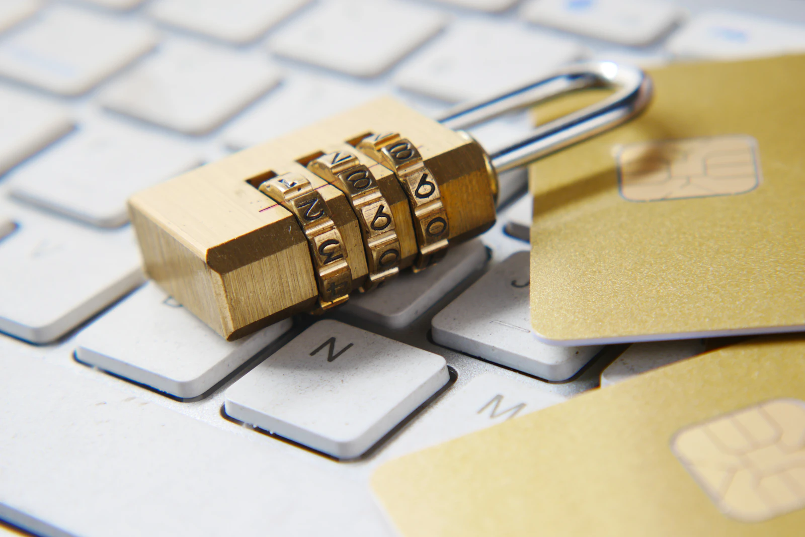 Goldenes Vorhängeschloss auf einer Tastatur – Passwortmanager für Unternehmen