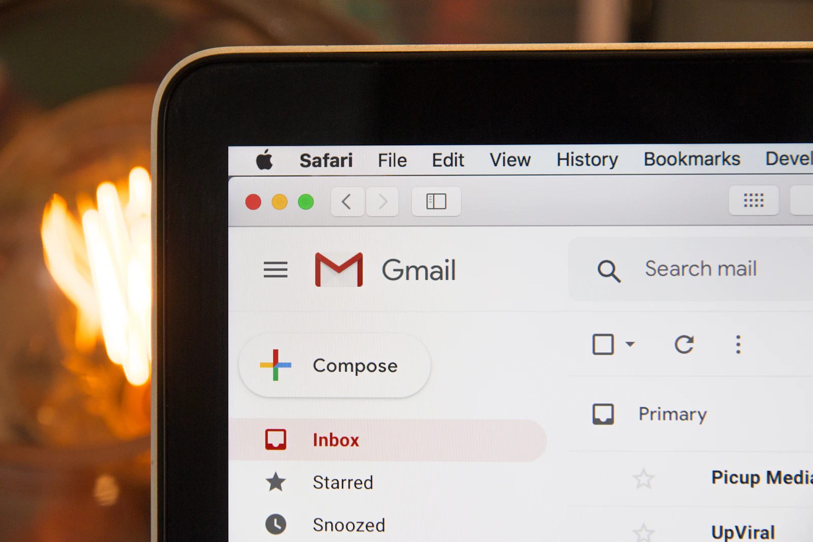 Laptop auf einem Schreibtisch – Phishing-Mails erkennen im Unternehmen