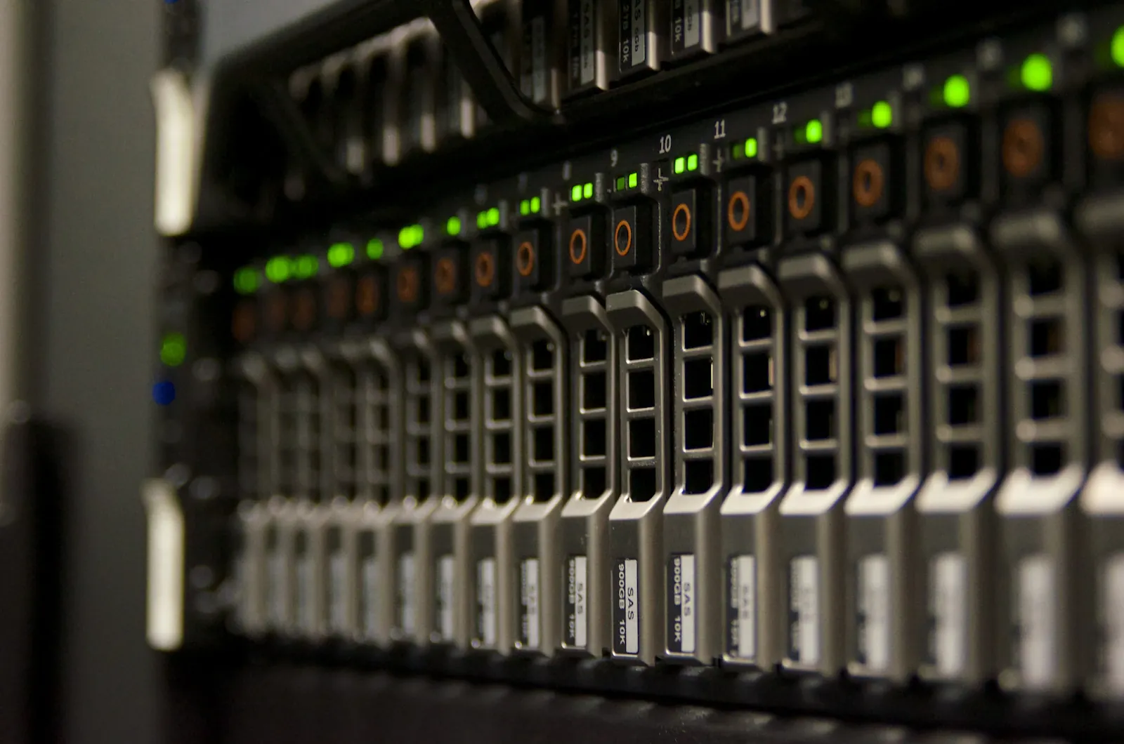 Serverschrank mit Kontrollleuchten – optimale Serverraum-Temperatur und Kühlung