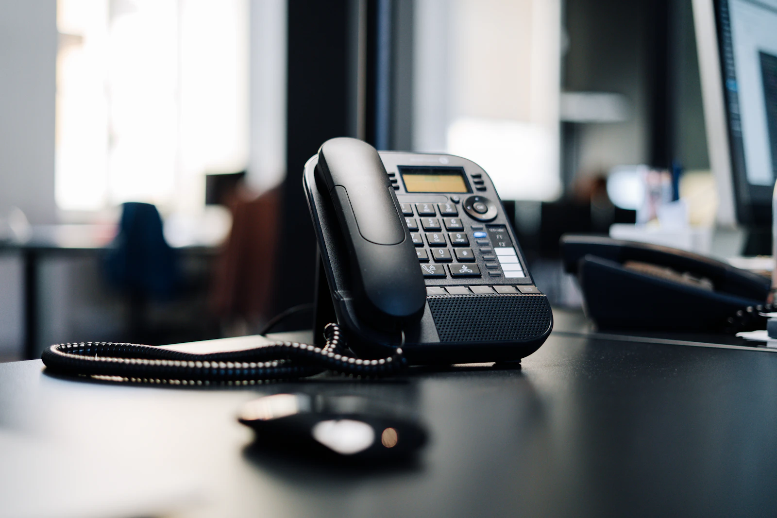 IP-Tischtelefon auf einem Schreibtisch – Telefonanlage für kleine Unternehmen