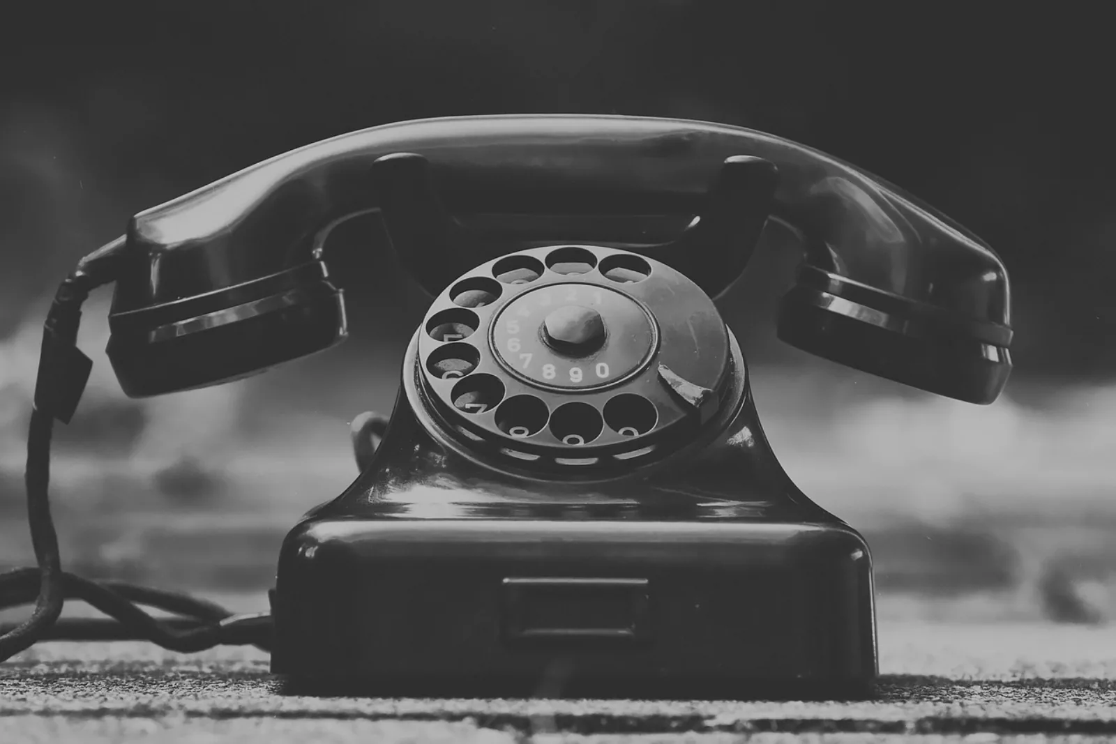 Altes Wählscheibentelefon auf einem Tisch – Telefonanlage im Vergleich für Unternehmen