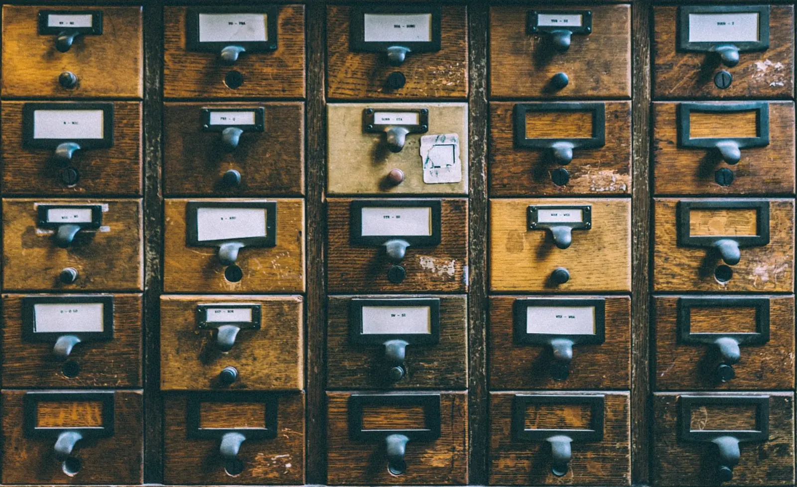 Wand aus sortierten Postfächern — Sinnbild für den Helpdesk-Software-Vergleich für die interne IT