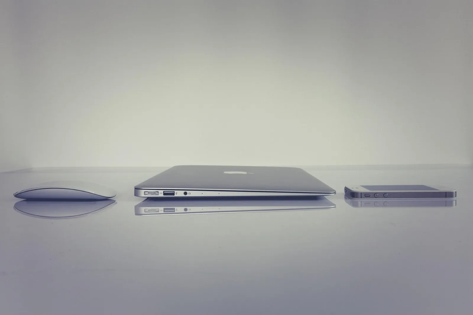 Schreibtisch mit Laptop und Smartphone – Cloud-Telefonie ersetzt die Telefonanlage im Serverraum