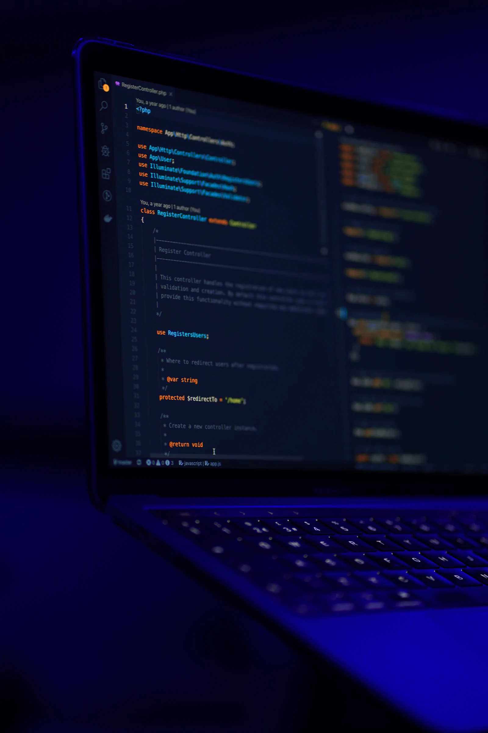 Laptop mit blauem Update-Bildschirm – Windows 11 Version 25H2 im Unternehmen ausrollen