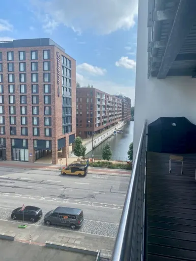 Blick vom Balkon des Büros auf den Kanal in Hamburg