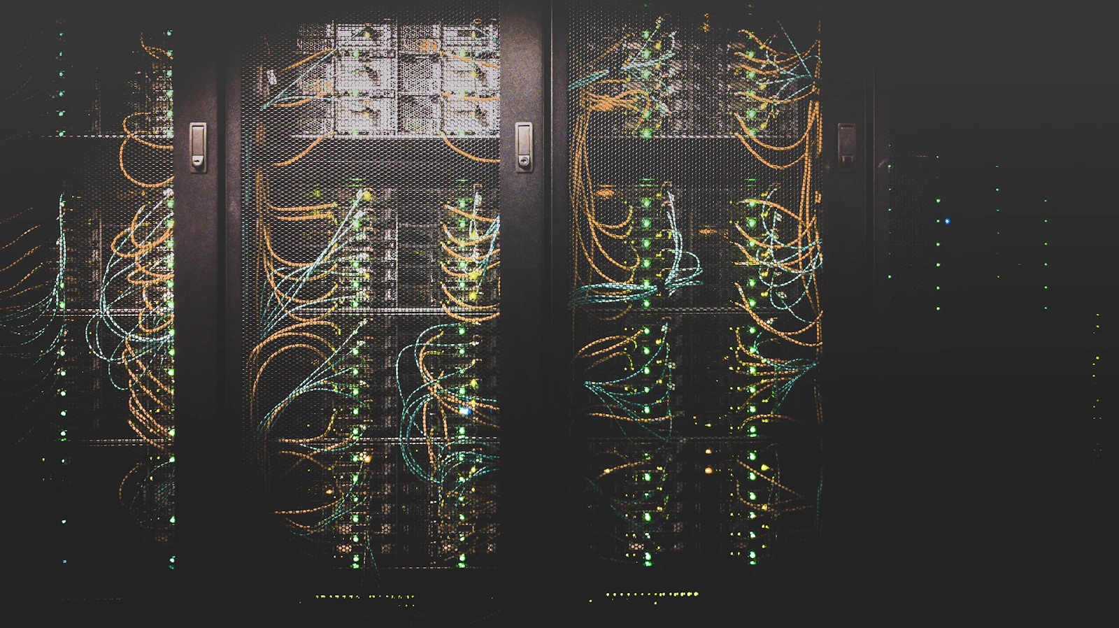 Serverschränke in einem Rechenzentrum mit blinkenden Statuslichtern – Sinnbild für die kritische Infrastruktur hinter einem Unternehmen