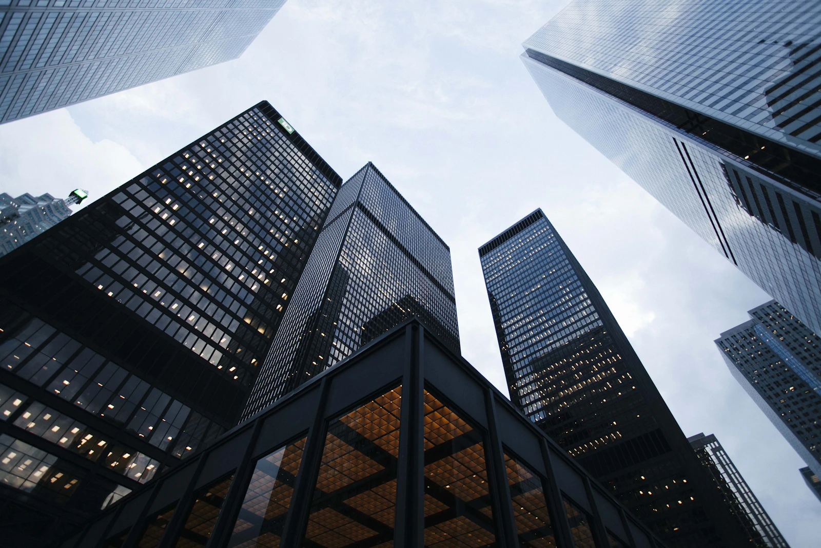 Moderne Bürohochhäuser aus Glas – Sinnbild für eine wachsende Immobilien-Holding