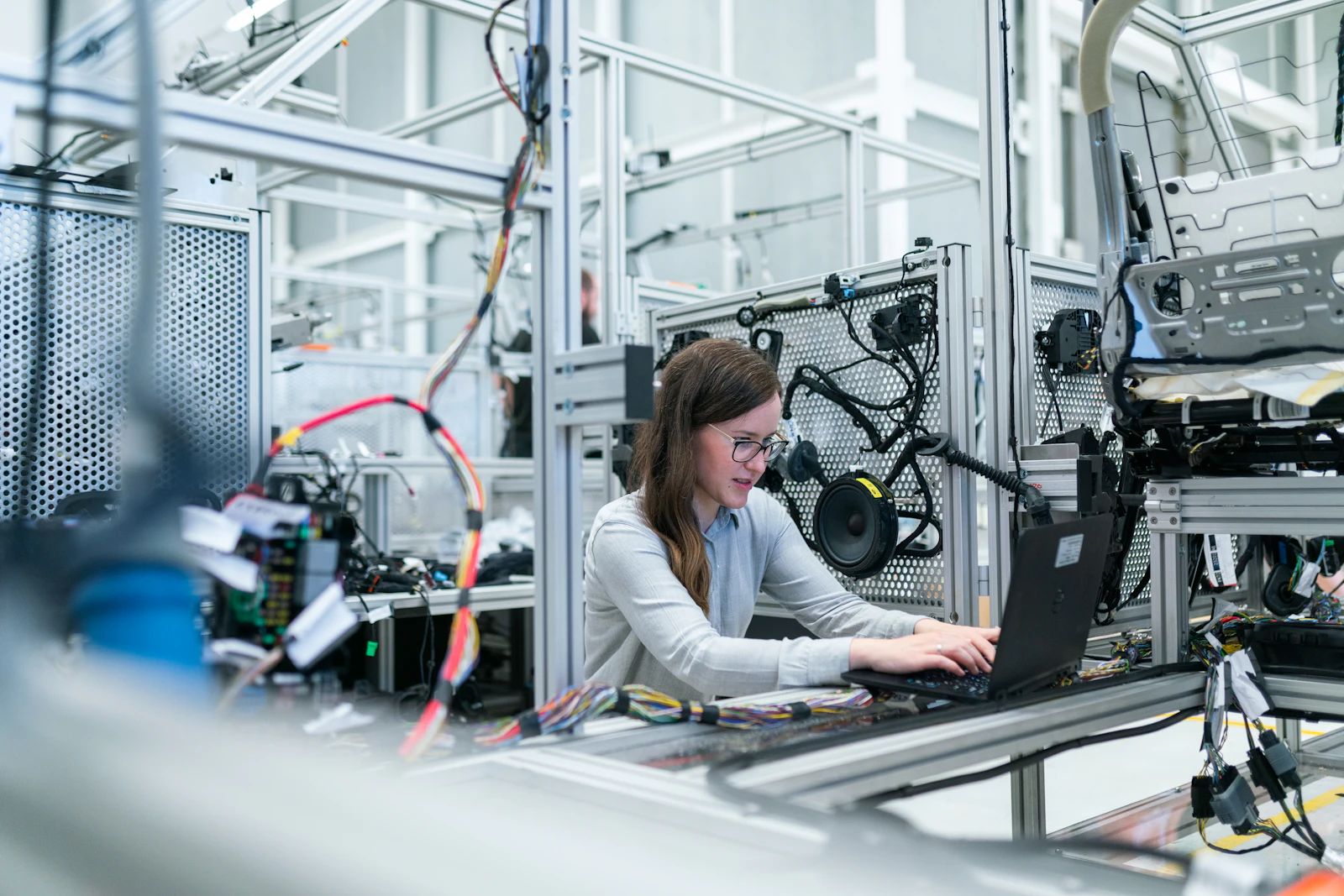 Ingenieurin arbeitet an einem technischen Prüfstand – Sinnbild für einen Medizintechnik-Betrieb, der auf verlässliche IT angewiesen ist