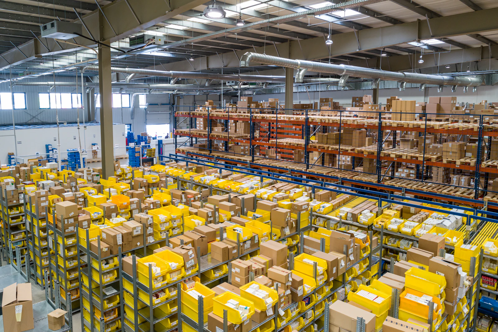 Modernes Logistiklager einer Hamburger Spedition – Sinnbild für einen Betrieb, der auf durchgehend verfügbare IT angewiesen ist