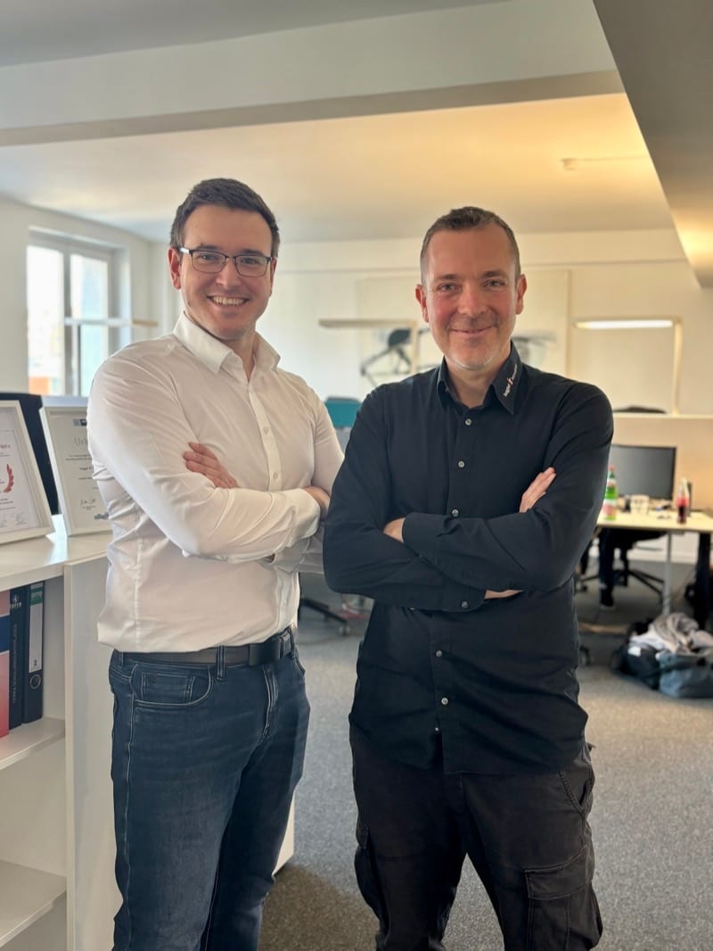 Philip Kraatz und Jens Hagel, die Geschäftsführer der hagel IT, im Büro in Hamburg